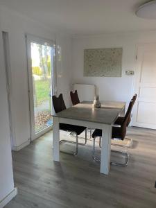 a dining table and chairs in a living room at Ferienhaus Seeruhe in Flessenow +2 photos