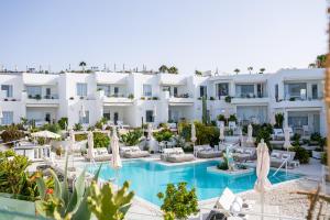 卡门港拉尼德豪华酒店 - 仅限成人的享有酒店的景致,设有游泳池和椅子