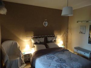 Un dormitorio con una cama con dos luces. en Chambre d'Hôtes Ty Men, en La Roche-Bernard