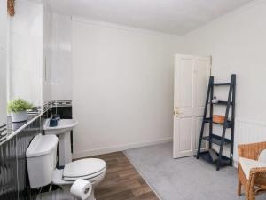 ein Badezimmer mit Toilette und Waschbecken in der Unterkunft Cosy Cottage in Cumbria, West of Lake District in Broughton Moor