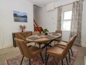ein Esszimmer mit Tisch und Stühlen in der Unterkunft Cosy Cottage in Cumbria, West of Lake District in Broughton Moor