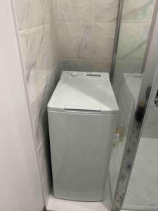 a white toilet in a bathroom with a shower at Joli petit appartement plein centre in Chalon-sur-Saône +13 photos