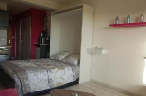 ein Schlafzimmer mit einem Bett in einem Zimmer in der Unterkunft Appartement RÉSIDENCE DE LA GRÈVE in Saint-Pierre-Quiberon