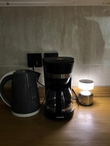 a coffee maker and a toaster sitting on a table at شقة بحي البرج جديدة in Al Kharj