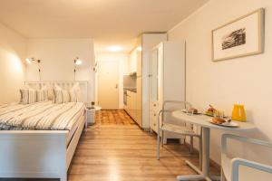 una camera da letto con un letto e un tavolo e una sala da pranzo di Zermatt - well located and equipped studio a Zermatt Altre 2 foto