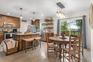 Η κουζίνα ή μικρή κουζίνα στο Lakefront! Kayaks, Hot Tub, Foosball, Fire Pit