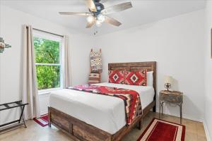 Ένα ή περισσότερα κρεβάτια σε δωμάτιο στο Lakefront! Kayaks, Hot Tub, Foosball, Fire Pit +46 φωτογραφίες