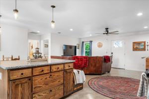 Μια τηλεόραση ή/και κέντρο ψυχαγωγίας στο Lakefront! Kayaks, Hot Tub, Foosball, Fire Pit