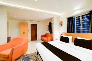 Katil atau katil-katil dalam bilik di Super Townhouse Casa Grand Miyapur +25 gambar