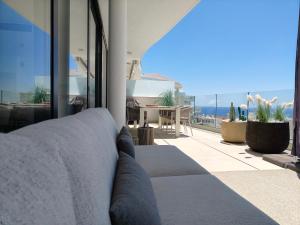 a living room with a couch and a view of the ocean at Higueron 5821 luxe appartement met zeezicht in Fuengirola