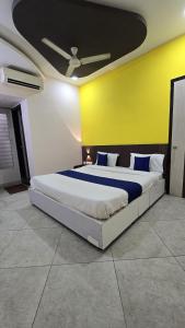 Ένα ή περισσότερα κρεβάτια σε δωμάτιο στο Twilight Inn, Purasaiwakkam