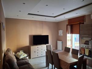 フォッジャにあるB&B Dolce Riposoのソファとテーブルとテレビのあるリビングルーム