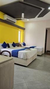 Ένα ή περισσότερα κρεβάτια σε δωμάτιο στο Twilight Inn, Purasaiwakkam +14 φωτογραφίες