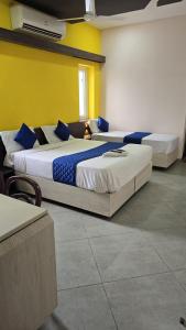 Ένα ή περισσότερα κρεβάτια σε δωμάτιο στο Twilight Inn, Purasaiwakkam