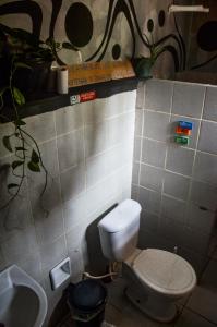 een badkamer met toilet en wastafel bij Quarto Golfinhos - Masculino in Pipa +8 foto's