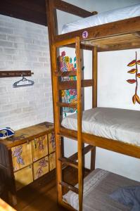 een kamer met 2 stapelbedden bij Quarto Golfinhos - Masculino in Pipa