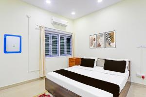 une chambre avec un grand lit et une fenêtre dans l'établissement Hotel O New Yatra Residency, à Patna