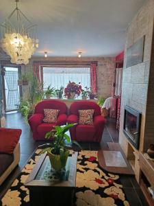 een woonkamer met een rode bank en een tafel bij Casa rural Eguzkilore in Etuláin