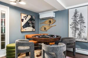 une salle à manger avec une table et des chaises dans l'établissement Theater*2 Game Rooms *Sauna *Hot Tub*Fall Specials, à Blakeslee 75 autres photos