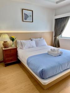 a bedroom with a large bed with two towels on it at Yukata Space 