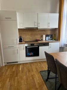 Kuchyň nebo kuchyňský kout v ubytování Urban Oasis