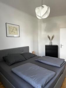 Postel nebo postele na pokoji v ubytování Urban Oasis
