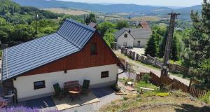 una vista aérea de una casa con techo azul en Pod farárovou hôrkou, en Banská Štiavnica