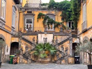 un edificio con scale e piante di fronte di TOLEDO CENTER a Napoli