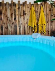 Bazén v ubytování Latelier BySmith Loft design jardin Spa nebo v jeho okolí