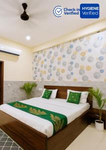 Postel nebo postele na pokoji v ubytování Hotel Near Prem mandir -The Elite RK Residency -Best Selling Boutique Property