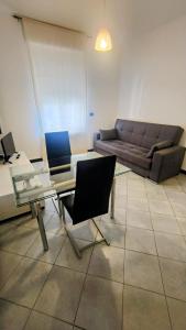 a living room with a couch and a glass table at casa Camillo in Novara
