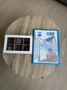 dos libros sentados sobre una mesa en Studio des dunes au clocher, en Berck-sur-Mer 1 foto más
