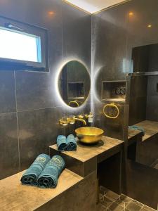 ein Badezimmer mit Waschbecken und Spiegel in der Unterkunft La parenthèse dorée in Les-Pennes-Mirabeau