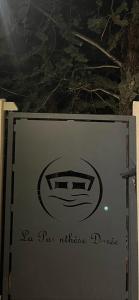 ein Schild mit der Aufschrift San Pen Milice Diabetes in der Unterkunft La parenthèse dorée in Les-Pennes-Mirabeau