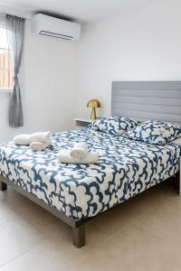 Giường trong phòng chung tại Élégant T3 neuf, 6 pers, clim, balcon, pkg gratuit, 5 min du Port