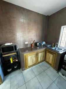 Kuchyň nebo kuchyňský kout v ubytování Villa mamisco 4 chambres 15 minutes de Saly centre