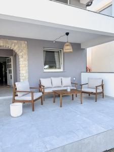 a patio with benches and a table and chairs at Lúmina Vir in Vir