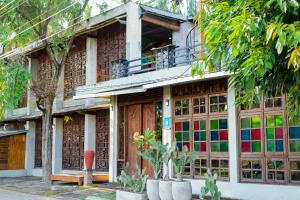 a building with a balcony on top of it at Waras Villa in Gili Trawangan