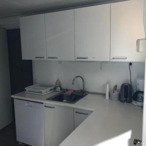 Kuchyň nebo kuchyňský kout v ubytování Rooms in quiet Black Courtyard Apartment