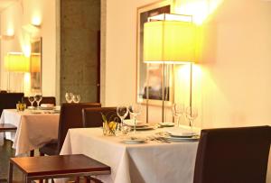 Um restaurante ou outro lugar para comer em Pousada De Viseu