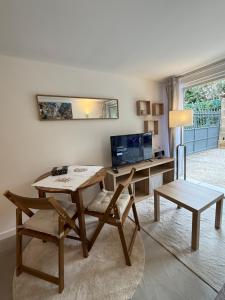 TV a/nebo společenská místnost v ubytování Modern Hideway studio