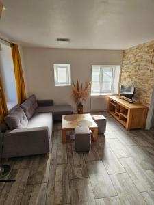 Khu vực ghế ngồi tại Casă mică și șarmantă la țară