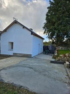 un edificio bianco con un patio di fronte di Casă mică și șarmantă la țară a Plonévez-du-Faou