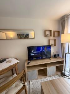 TV a/nebo společenská místnost v ubytování Modern Hideway studio