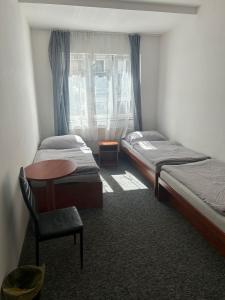 Ένα ή περισσότερα κρεβάτια σε δωμάτιο στο Loftel v centru Ostravy