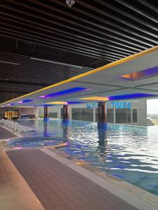 - une piscine intérieure dans un bâtiment avec de l'eau dans l'établissement Wyndham Lynn Times Thanh Thuỷ - Căn hộ khách sạn Onsen 5 sao, à La Phu