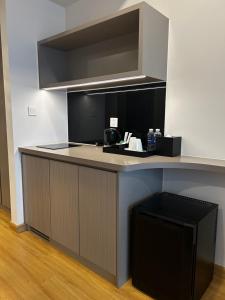 une cuisine avec un comptoir noir et blanc dans l'établissement Wyndham Lynn Times Thanh Thuỷ - Căn hộ khách sạn Onsen 5 sao, à La Phu