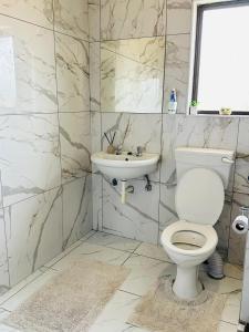 un baño con inodoro y lavabo en Major's Villè, en Swakopmund