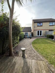 ein Hinterhof mit einem Vogelbad und einem Haus in der Unterkunft Cosy Contractor House with Garden & Parking! in Yeovil