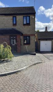 ein Backsteinhaus mit einer Einfahrt davor in der Unterkunft Cosy Contractor House with Garden & Parking! in Yeovil